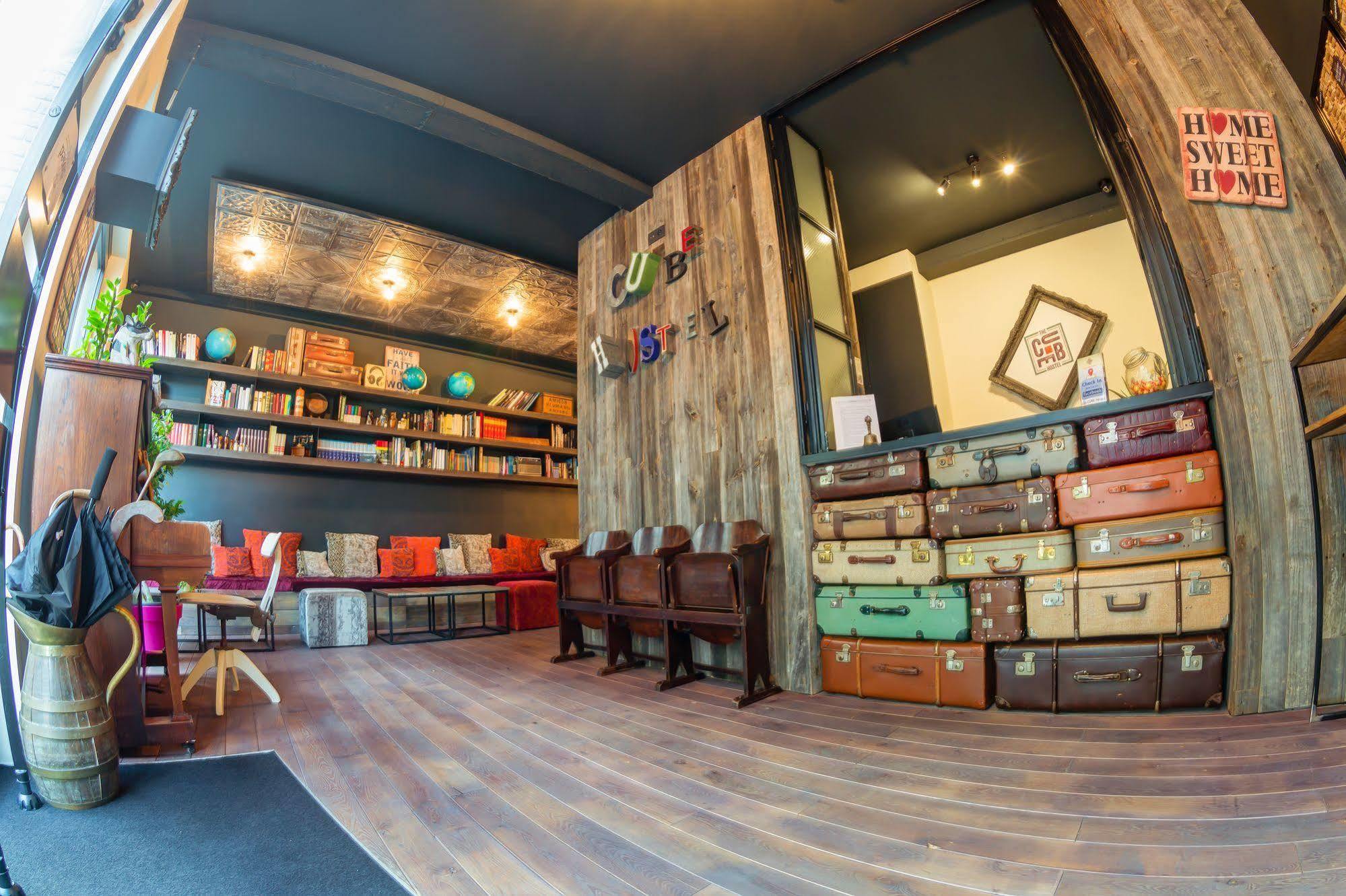 Cube Hostel Лёвен Экстерьер фото